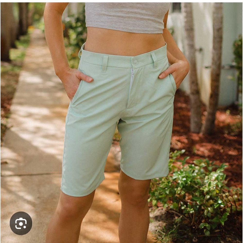 Excellent Like New Condition Women’s Xs Albion 9” Mint Bermuda Shorts